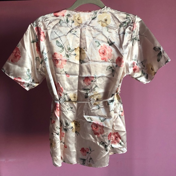 💥3/$15💥 Vintage Silky Floral Top - Picture 4 of 4